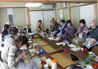 お弁当を楽しむ楽々サロンの会員 お弁当を楽しむ楽々サロンの会員