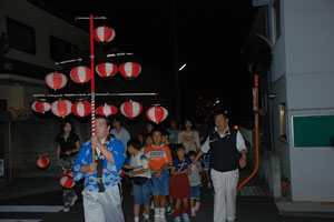 秋祭りの紅提灯と子ども衆 秋祭りの紅提灯と子ども衆