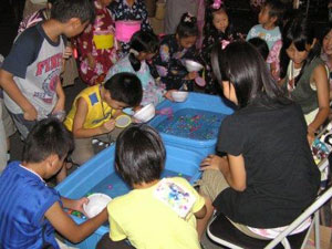 夏祭り=子ども会売店の玉すくい 夏祭り=子ども会売店の玉すくい