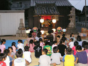 地蔵盆=お参りした子どもたち 地蔵盆=お参りした子どもたち