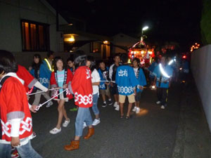 秋祭り=御神輿を牽く子どもたち 秋祭り=御神輿を牽く子どもたち