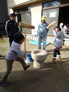 餅つきの様子 餅つきの様子