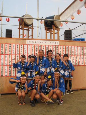 揃いの青色の法被姿の子どもたち(本・中村盆踊り大会) 揃いの青色の法被姿の子どもたち(本・中村盆踊り大会)