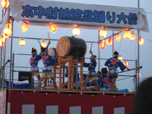 太鼓を敲く子どもたち(本・中村盆踊り大会) 太鼓を敲く子どもたち(本・中村盆踊り大会)