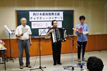 みんなで合唱する演者 みんなで合唱する演者