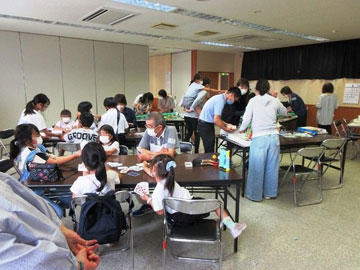 ボランティアとともにトランプ遊びに興じる子どもたち ボランティアとともにトランプ遊びに興じる子どもたち