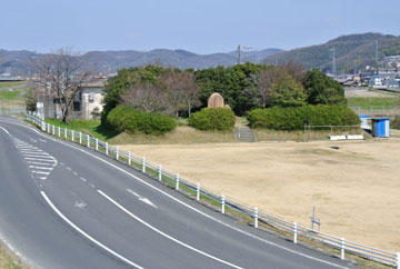 記念碑遠景(海吉橋東詰めより望む) 記念碑遠景(海吉橋東詰めより望む)