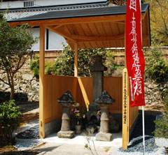 大光院の法華題目石とお堂 大光院の法華題目石とお堂