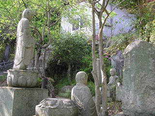 居並ぶ石仏と新堂 居並ぶ石仏と新堂