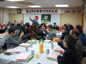 乾杯の発声をする平井連町副会長 乾杯の発声をする平井連町副会長