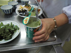 じゃがりこにお湯を入れる じゃがりこにお湯を入れる