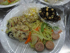 皿にサランラップを敷きその上に料理を盛り付け 皿にサランラップを敷きその上に料理を盛り付け