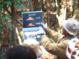 實村さんが古墳について説明 實村さんが古墳について説明