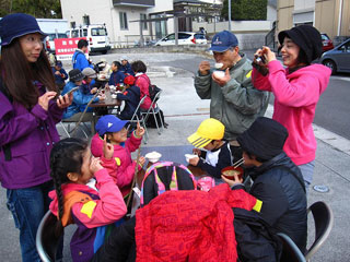 おにぎりや豚汁を食べる参加者 おにぎりや豚汁を食べる参加者
