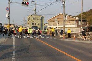 「おはよう!」元気に登校する小学生と中学生(富山橋にて) 「おはよう!」元気に登校する小学生と中学生(富山橋にて)