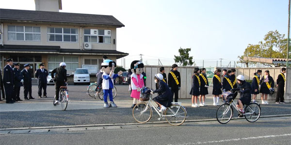 登校する生徒に愛嬌を振りまく「ももくん」と「ももかちゃん」 登校する生徒に愛嬌を振りまく「ももくん」と「ももかちゃん」