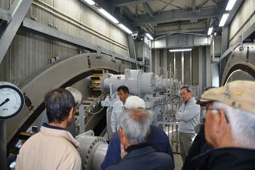 ライジングセクター樋門の駆動室で説明を受ける ライジングセクター樋門の駆動室で説明を受ける