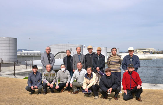 ライジングセクター樋門をバックに記念撮影 ライジングセクター樋門をバックに記念撮影