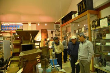 政田民俗資料館を見学する参加者 政田民俗資料館を見学する参加者