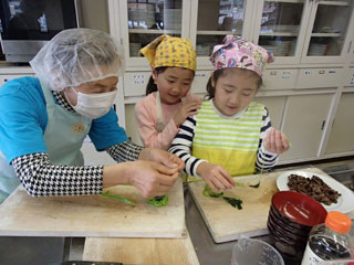 楽しく料理をつくる子供達 楽しく料理をつくる子供達