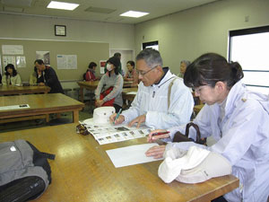 説明を聞く参加者 説明を聞く参加者