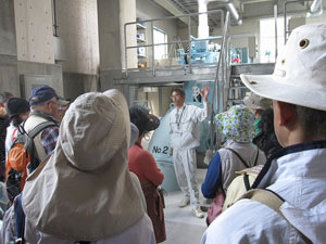 説明を聞く参加者 説明を聞く参加者