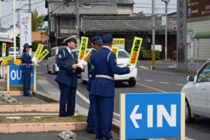 ハンドPOPを手に安全運転の呼びかけ ハンドPOPを手に安全運転の呼びかけ