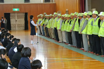 f̊ɂɂ̌tqׂ鐶k