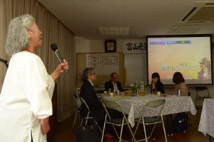 会員の前原恵子さんによるカラオケ 会員の前原恵子さんによるカラオケ