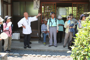 吉備津岡辛木神社について説明する藤井宮司 吉備津岡辛木神社について説明する藤井宮司