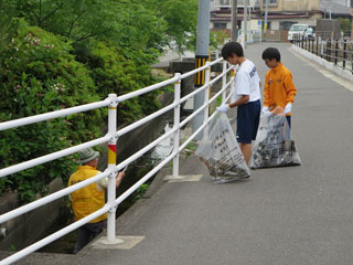 用水路での作業の様子(1) 用水路での作業の様子(1)
