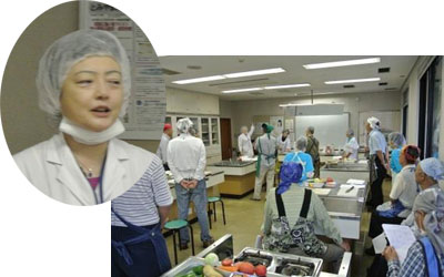 石部主任栄養技師及び注意事項を聞く受講者 石部主任栄養技師及び注意事項を聞く受講者