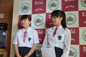 お礼を述べる佐藤さん(左)と益田さん お礼を述べる佐藤さん(左)と益田さん