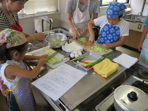 包丁を握ってキャベツを角切 包丁を握ってキャベツを角切