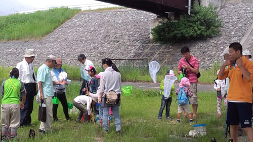 河川敷に集合した参加者 河川敷に集合した参加者