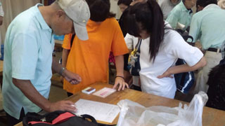 水質検査をする富中ボランティア 水質検査をする富中ボランティア