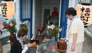 地蔵尊にお供えと飾り付け 地蔵尊にお供えと飾り付け
