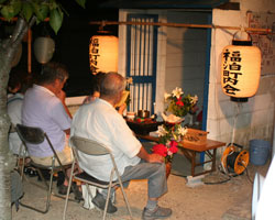 地蔵堂の前で読経 地蔵堂の前で読経