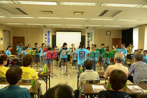 演奏する富山ハートフルバンド 演奏する富山ハートフルバンド