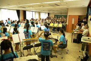 演奏に聴き入る参加者 演奏に聴き入る参加者