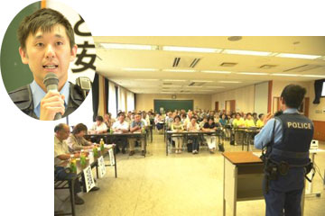 交番管内の治安情勢を講演する坂本巡査長 交番管内の治安情勢を講演する坂本巡査長