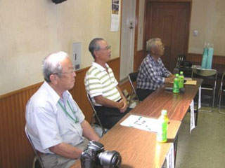 主催者席の(奥から)藤田老連会長、岡本交対協会長、薄副会長 主催者席の(奥から)藤田老連会長、岡本交対協会長、薄副会長