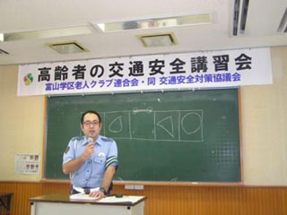運転適性検査の説明をする野亀主任 運転適性検査の説明をする野亀主任