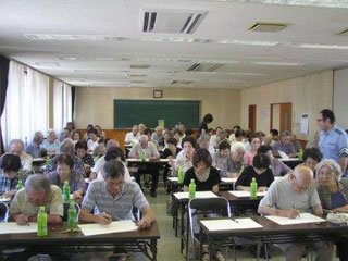 熱心に適正検査に挑戦する参加者たち 熱心に適正検査に挑戦する参加者たち