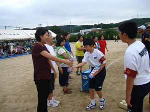 賞品を手渡す中学生ボランティア 賞品を手渡す中学生ボランティア