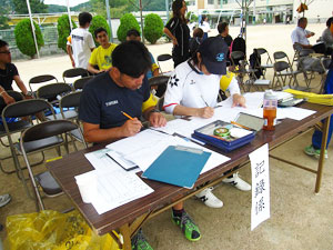 真剣な表情で集計 真剣な表情で集計