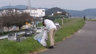 土手の上でのゴミ回収 土手の上でのゴミ回収