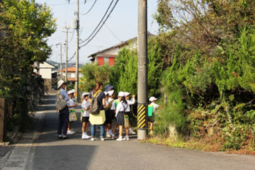 荒れた空き家の前で足を止めたグループ 荒れた空き家の前で足を止めたグループ
