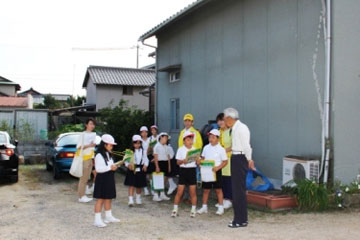 地域のお年寄りにインタビューする児童たち 地域のお年寄りにインタビューする児童たち