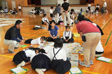 体育館でのマップづくりと督励する指導員 体育館でのマップづくりと督励する指導員